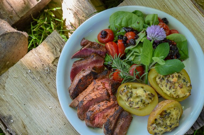 Steaks aus der Damwildkeule mit zweierlei Rub, Kartoffelschiffchen und Spinatsalat 