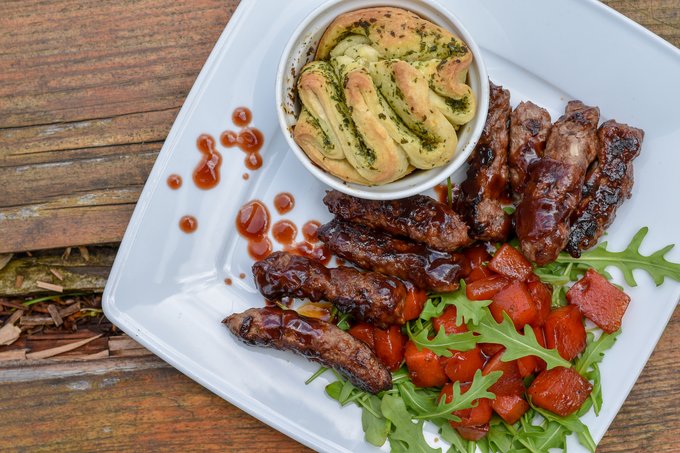 Cevapcici vom Schwarzwild mit BBQ-sauce mit gebratener Wassermelone und Kräuterzupfbrot 